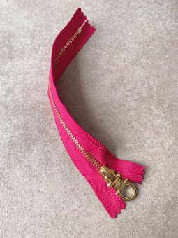 Молния неразъемная цвет ярко-розовый, длина 20 см, звено Т6 металл цвет золото МКР/20/60971 по цене 413 руб./штука