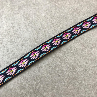 Тесьма синяя орнамент розовый цветок, голубой край, ширина 1,2 см ТКС/12/72 по цене 53 руб./метр