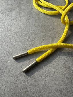 Шнурок желтый, наконечники металл цвет серебро, длина 115 см толщина 0,5 см ШКЖ/115/56551 по цене 200 руб./штука