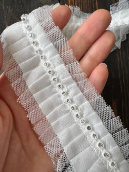 Тесьма на сборке бело-молочного цвета со стразами, ширина 5 см ТКБ/50/61222  по цене 427 руб./метр