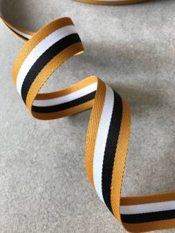 Тесьма горчичная с белой и чёрной полосами, ширина 2 см ТКГ/20/83604 по цене 115 руб./метр