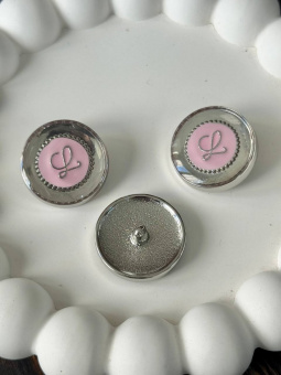 Пуговицы с буквой "L", металл цвет серебро/розовый, размер 2 см ПКС/20/61260 (компаньон) по цене 153 руб./штука