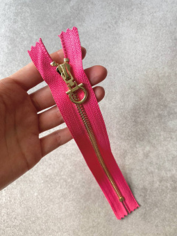 Молния неразъемная цвет закатно-розовый, длина 20 см, звено Т6 металл цвет золото МКР/20/60959 по цене 413 руб./штука