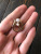 Пуговица металл цвет золото с жемчужинкой, размер 2*2,2 см ПКЗ/22/56500 Пуговица металл цвет золото с жемчужинкой, размер 2*2,2 см ПКЗ/22/56500 по цене 220 руб./штука