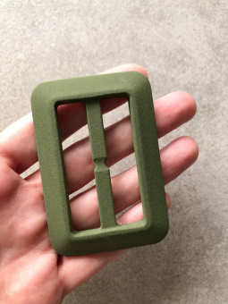 Пряжка цвет хаки (пластик), размер под пояс 5 см (общий размер 4,7*7 см) Италия ПИХ/50/77056 по цене 147 руб./штука